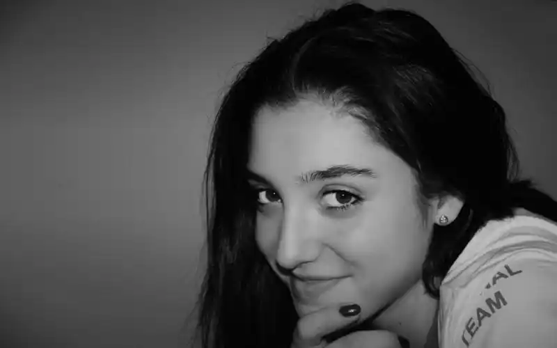 欧美黑白长发美女宽屏电脑桌面壁纸下载