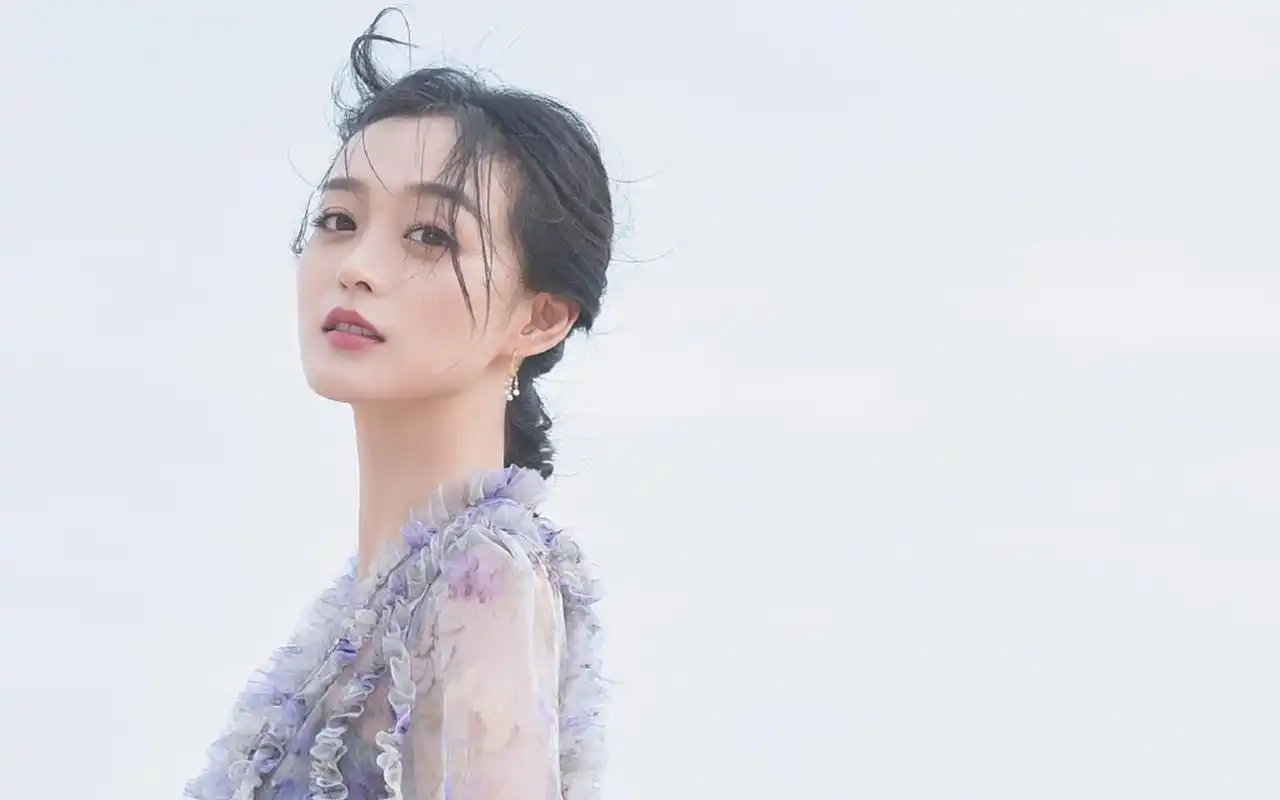 何泓姗清新灵动写真桌面壁纸