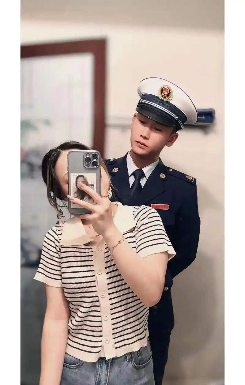 十年前是同学,你初中 我高中,你高中 我参军 十年后是情侣, - 抖音