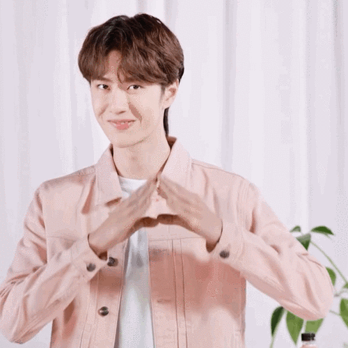 明星时刻2偶像之路攻略-王一博在直播玩游戏,配个女粉丝太吵了.