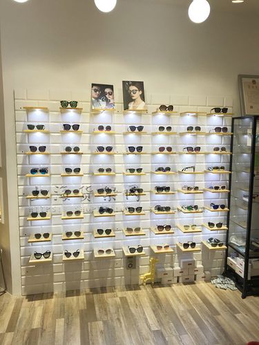 新款眼镜展示墙太阳镜多层展台产品道具展柜橱窗展示实木太阳镜柜