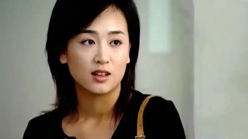 涓子饰演的是一个受尽家庭暴力和贫困折磨的女人,就如同在电视剧