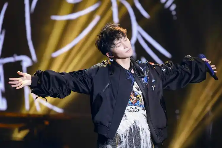 p>周深,1992年9月29日出生于湖南邵阳,长于贵州贵阳,中国内地男歌手