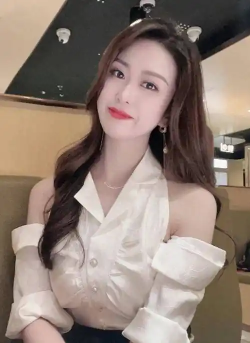 肤白美丽大姐尽显迷人魅力!_气质_皮肤_光芒