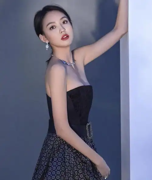 张梓琳难得这么高调穿抹胸裙戴硕大项链化烟熏妆气质变妖艳