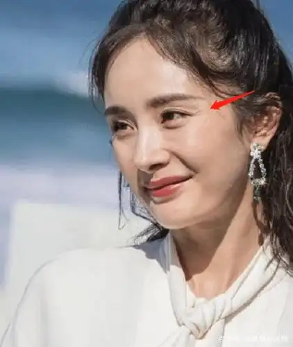 34岁杨幂只能活在精修图?怼脸拍难掩老态,看着四十岁都有!