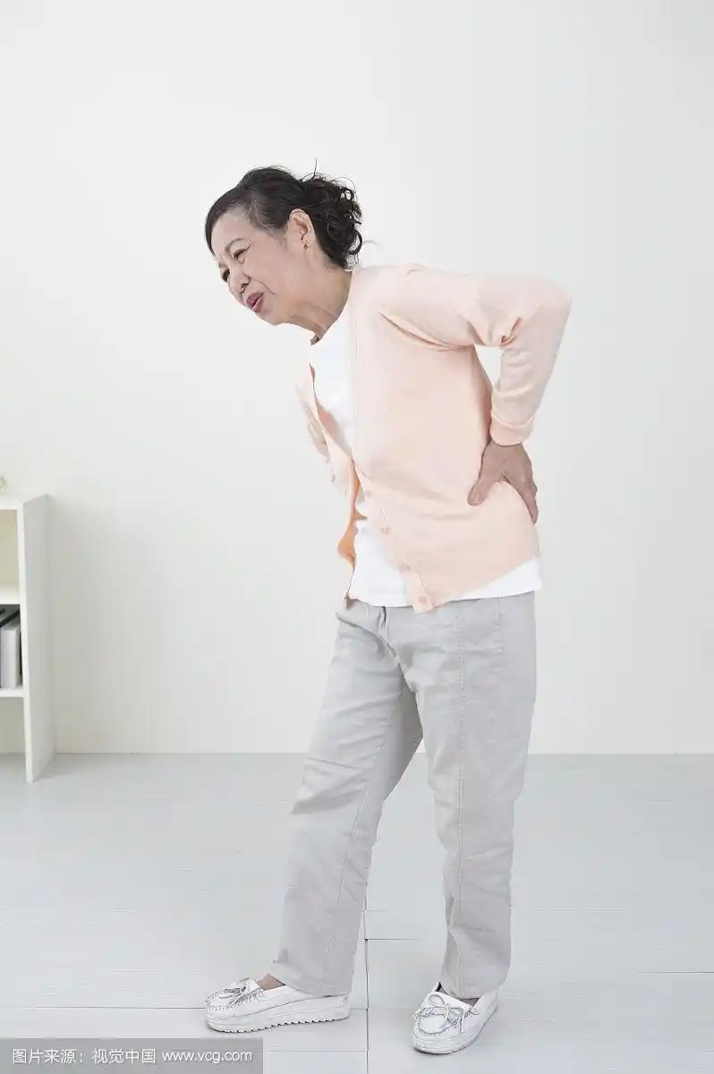 老年女人,腰痠背痛,闪到腰