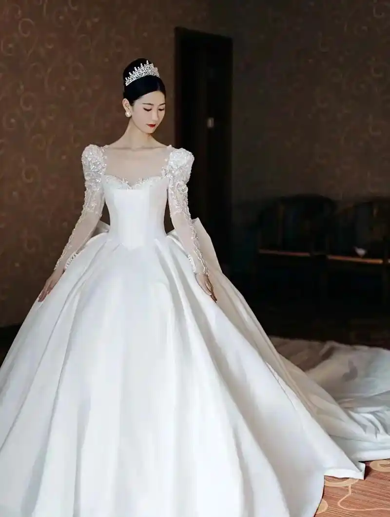 被姐妹们吹爆了,尤其这件短款长袖婚纱, - 抖音