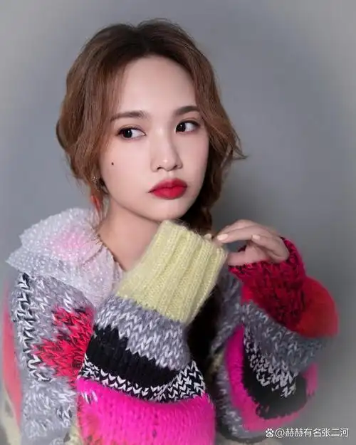 杨丞琳在演艺圈有着众多的粉丝,她以其多才多艺和独特的气质赢得了