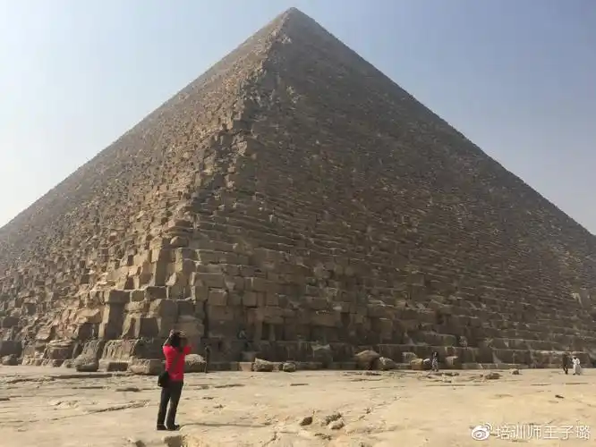 仰视胡夫金字塔