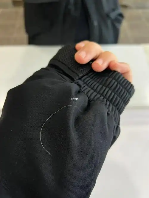 去完厕所惯性照镜子发现一根白头发天啊