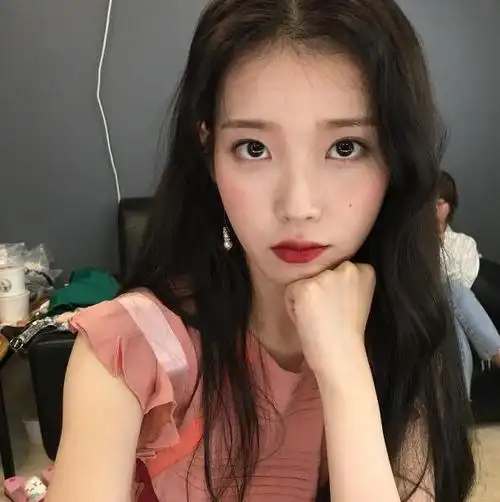 iu公开近照 雪肌红唇清纯性感