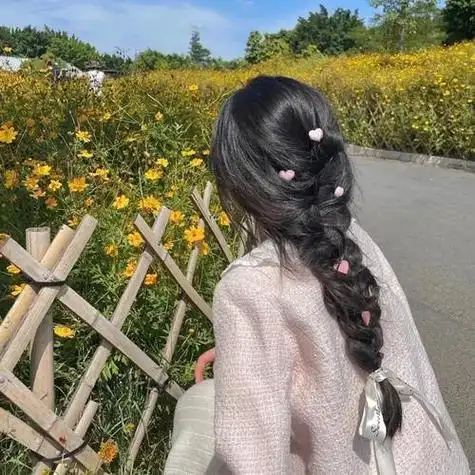 高级感简约成熟冷淡风不露脸女生背影头像