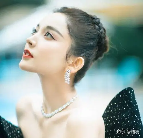 古力娜扎虽然和迪丽热巴都是新疆女孩,但是娜扎的长相更加柔和和甜美