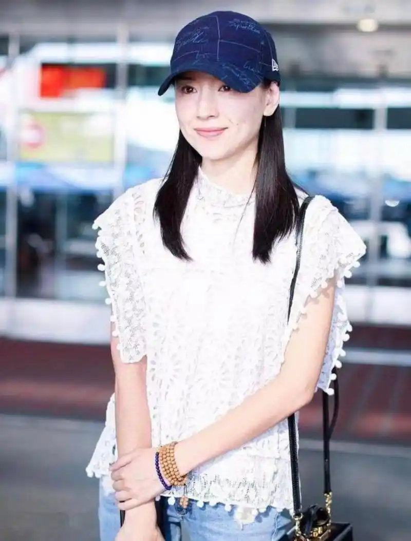 董洁素颜走机场,穿搭减龄时髦又洋气,43岁仍似花季少女
