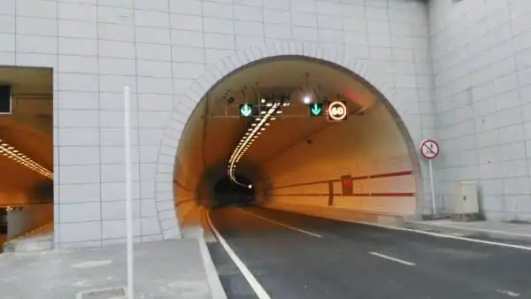 白云山隧道入口处