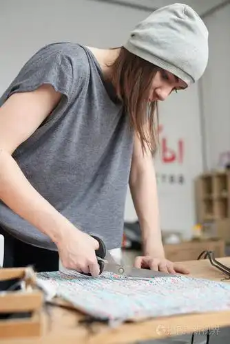 桌上剪布的专业裁缝师
