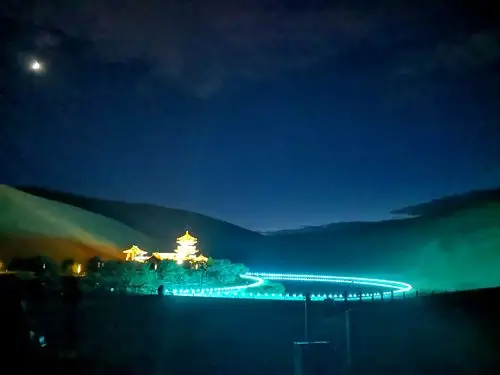 鸣沙山 ——月牙泉