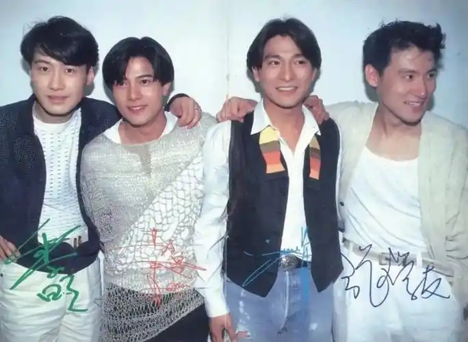 六哲|00年代十大当红网络歌手现状:郑源当教授,冷漠在带货,六哲打pk