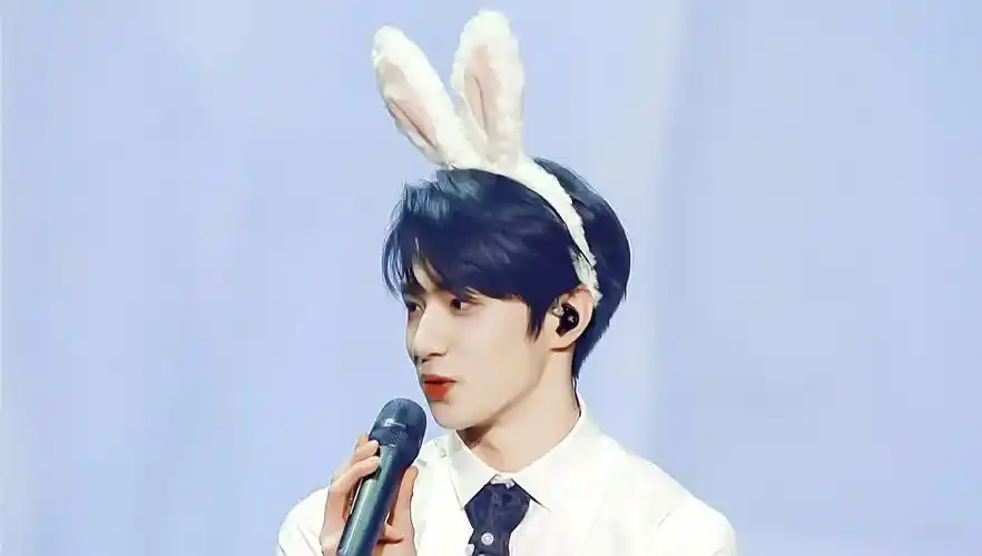 刘耀文猛男就要带兔耳朵