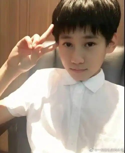 张真源晒比耶自拍