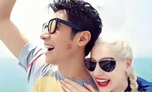 高铁上遇撒贝宁和妻子李白参加外甥婚礼,一脸疲态,李白好优雅