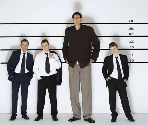 纪实第一巨人鲍喜顺身高2米36娶小28岁娇妻57岁冒险生子