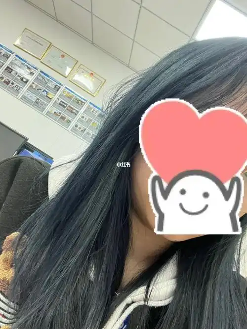 褪色后的蓝黑色