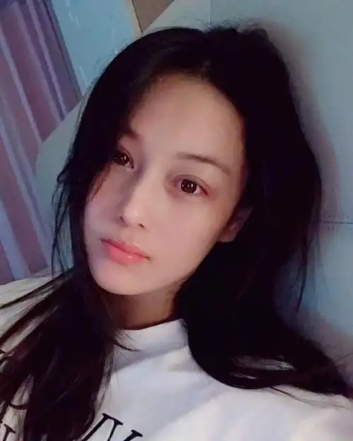 张馨予晒素颜照圈粉肌肤光滑细腻如剥壳鸡蛋分享自用面霜