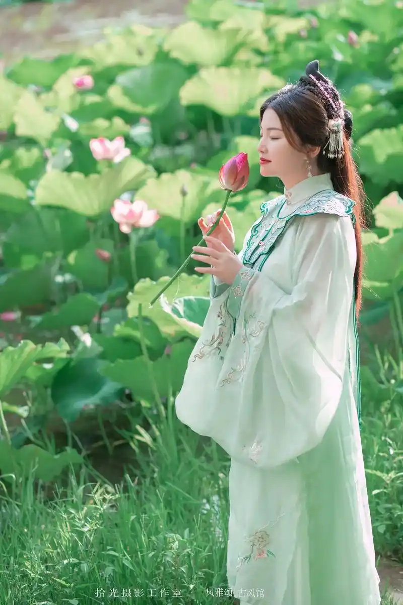 荷花汉服写真#拾光摄影工作室 #最美证件照 #古风汉服美如画 - 抖音