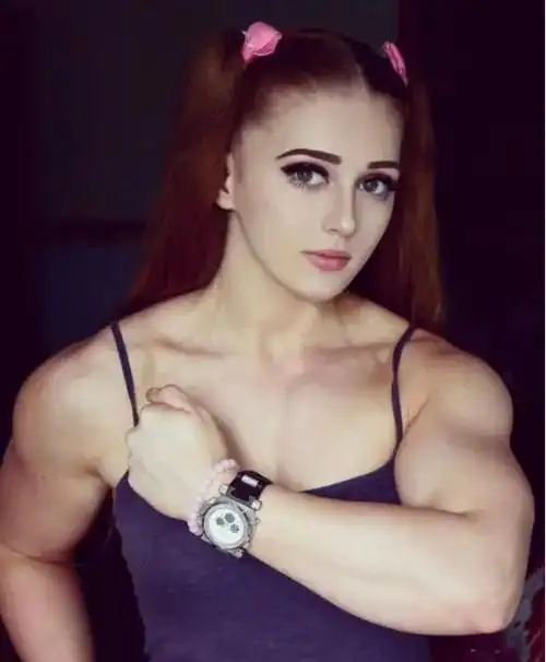 19世纪欧洲女大力士,同时举起3个男人,击败"世界最强壮男人"