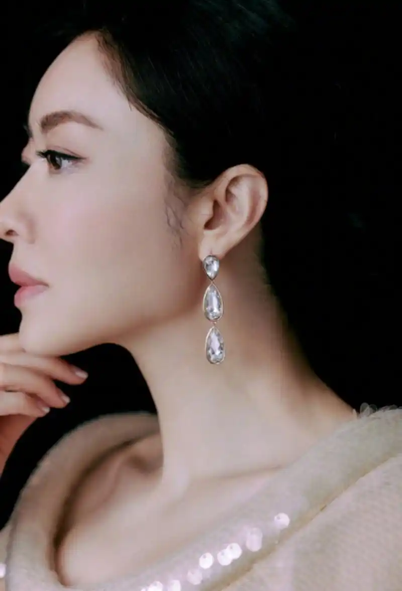 熊黛林这礼服是不是有点夸张了