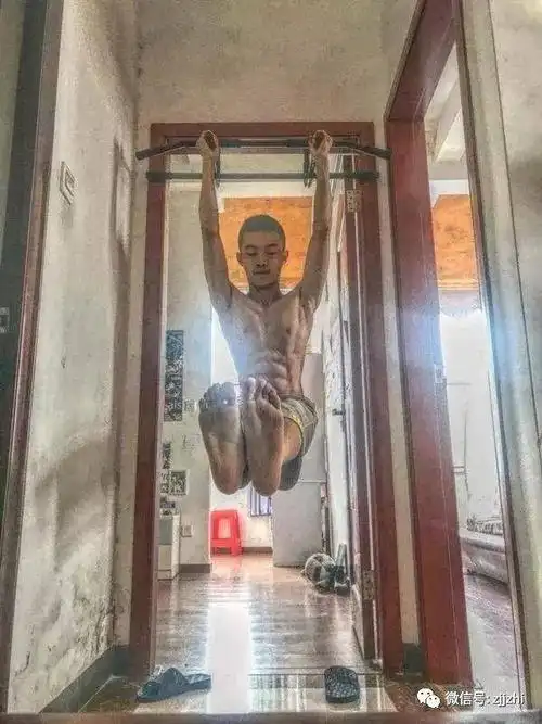 这个00后已经健身3年了,爱好跆拳道,13岁小孩展露6块腹肌!