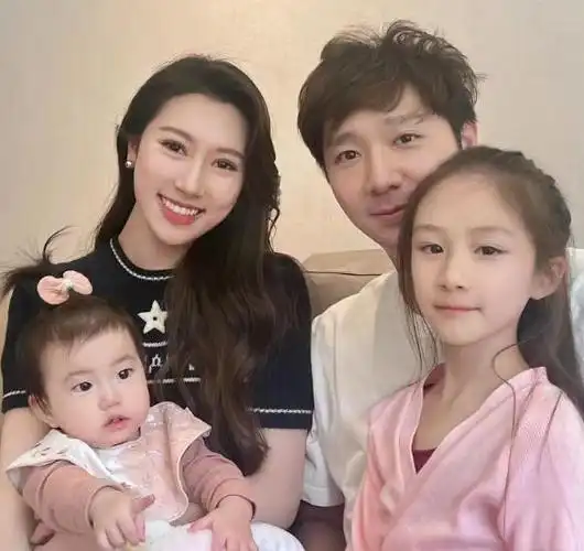 陈佩斯家庭聚会照片曝光四个孩子颜值爆表大女儿被称仙女