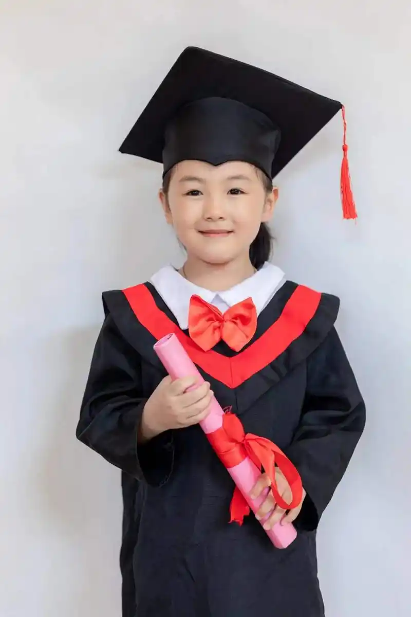 《周艺甜》毕业照,用手机定格在抖音里,东莞童爱幼儿园的美好时 - 抖