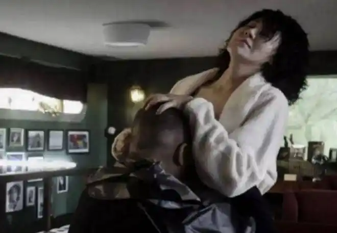 许晴年过半百仍丰腴动人曾被迫和冯小刚演激情戏至今未婚