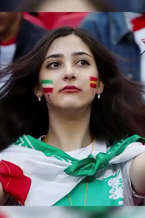 其实最不舍得你们离开 摘下头巾的伊朗女球迷有多美