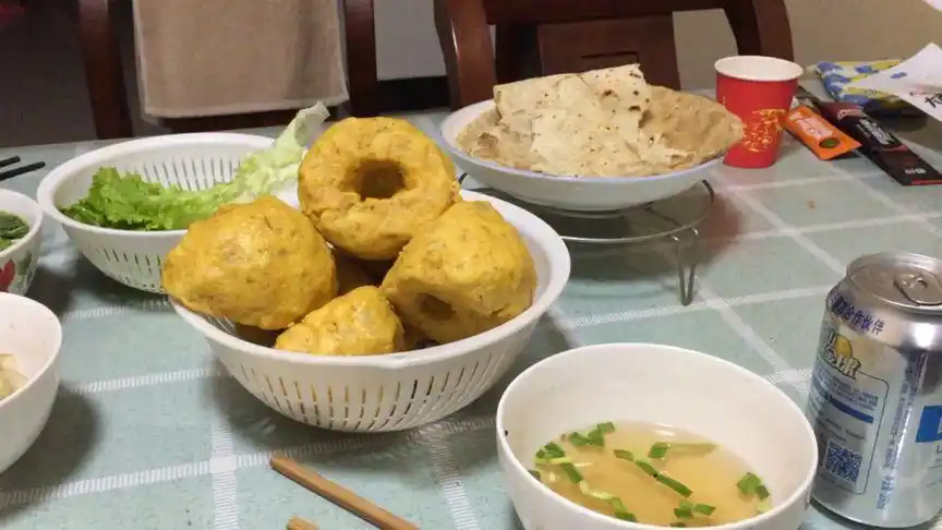 大过年的,男子吃窝头啃咸菜,到底发生了什么事,一夜回到改革前