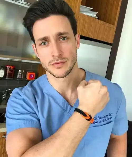 doctormike首度发布肌肉自拍臭美的男人