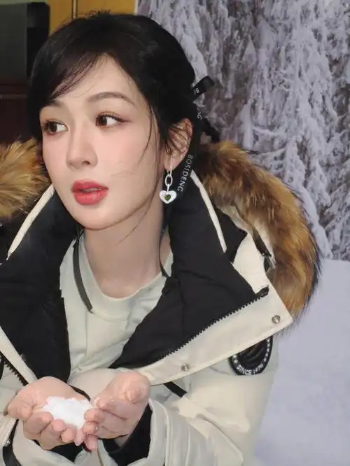 照片中,杨紫身穿一件时尚的棉服搭配着一条小短裙,展现出了她独特的