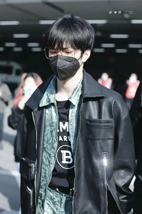 刘耀文今日机场look一则,身穿树叶图案休闲套装外搭皮质工装夹克,身形