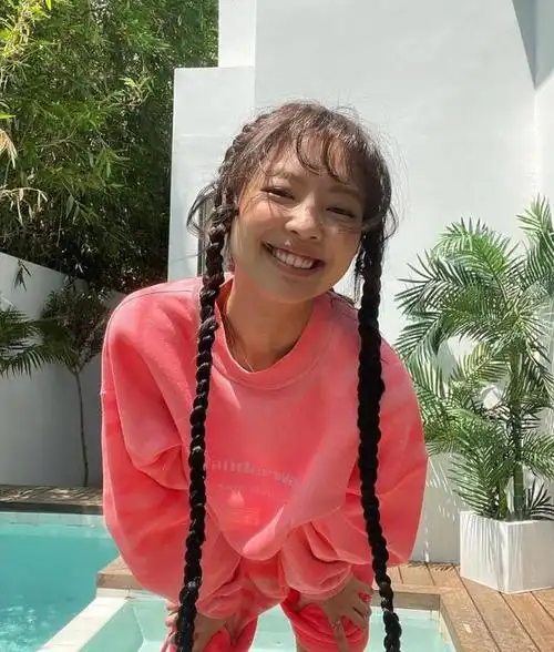 jennie金智妮"双麻花辫"造型,大秀纤细腰肢