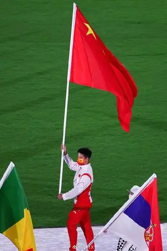 【东京奥运会闭幕式】中国代表团苏炳添举国旗入场!五星红旗.