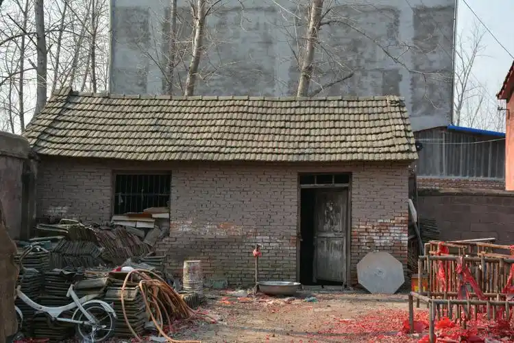 大黄庙p17:山门西面是一座砖瓦屋,很简陋,也不对外开放,屋前墙壁一侧