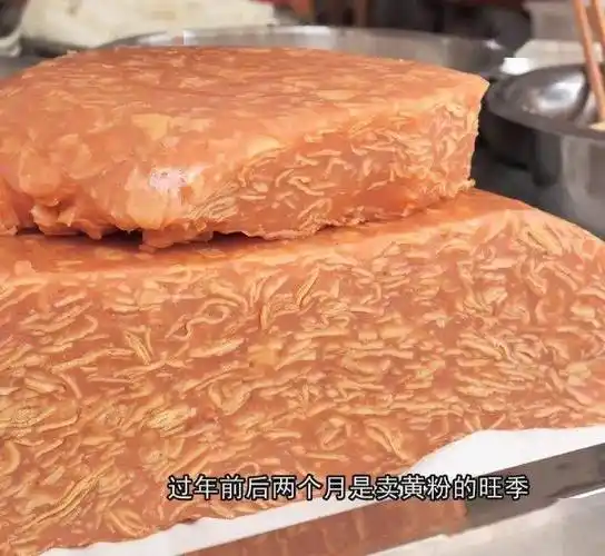 回到弥渡他们都不忙回家,先来吃碗黄粉,这碗黄粉吃到肚子里面才安心