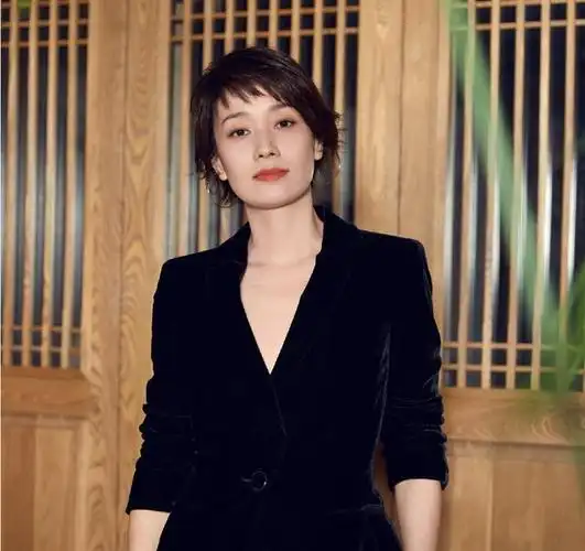 这个年龄段的她们对于更趋于彰显成熟稳重大气的发型更偏爱,为了突出