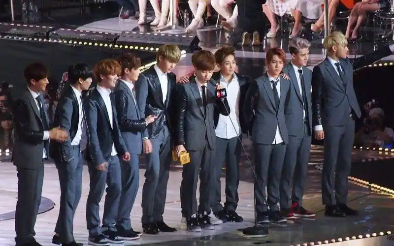 131122 mama exo 宣布最佳年度专辑 focus suho xiumin   领奖 背部