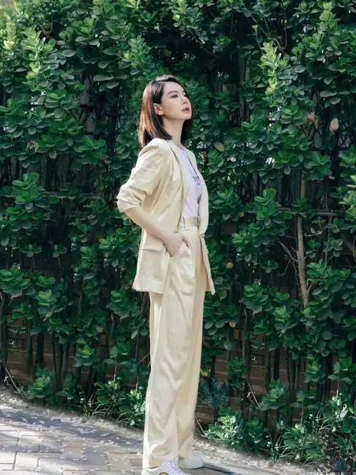 edition品牌大使戚薇身穿editio n夏季青果领压皱西服套装,选用日本