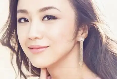 桃花眼的人有什么特点1,眼形较长,上眼睑弯曲弧度较大.