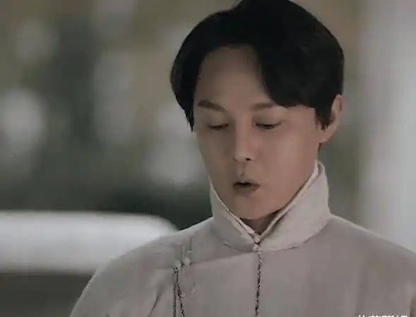 尹正翘起兰花指,抚摸黄晓明的耳尖,他们俩的反应让片场安静三秒_因为